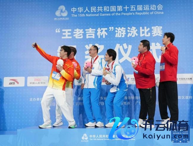 全运会须眉50米仰泳徐嘉余夺冠 受奖一会儿纪录